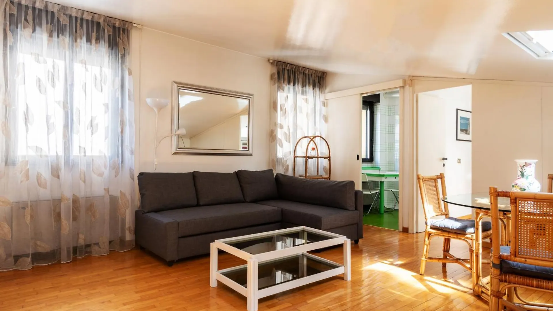 Appartamento Elegante Bilocale Con Postazione Lavoro San Babila Milano 0*,  Italia